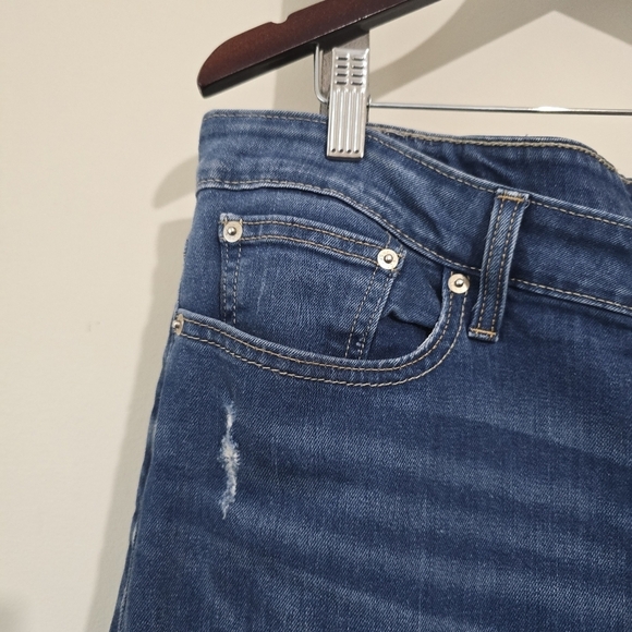 ⭐️40% Off⭐️ Levi's Boyfriend Skinny with Distressed Stitched Patch - Picture 4 of 15